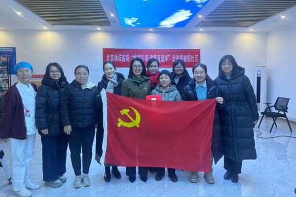 首都除夕护卫健康 | 新利18官方客服app“党建引领 健康直通车”项目走进香榆园社区 为周边百姓送上新春慰问