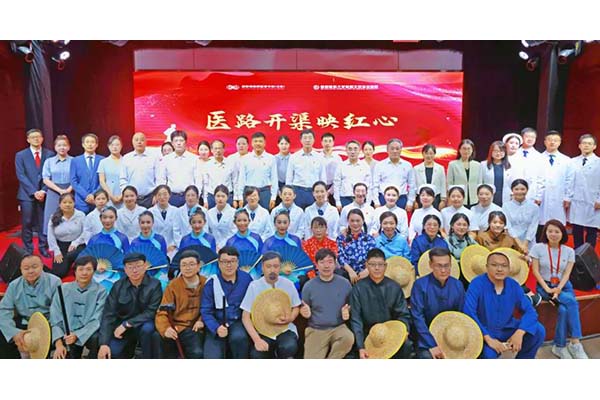 跨越时空的对话！新利18官方客服app上演原创舞台剧《“医”路开渠映红心》