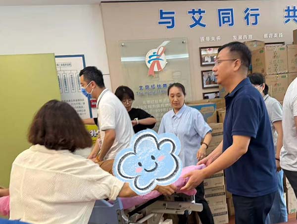 从扶着走、喂颗糖到笑着道谢