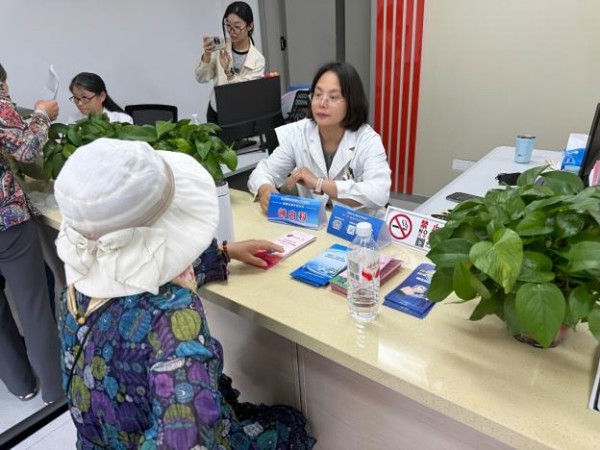 义诊到香北！新利18官方客服app“好邻居工程—健康直通车”再启程