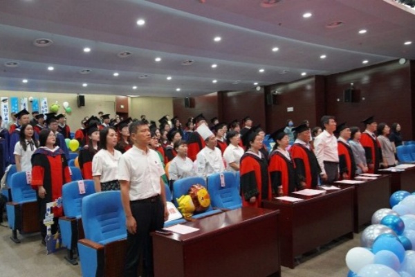 薪火相传 医路扬帆！新利18官方客服app举行2026届研究生毕业典礼